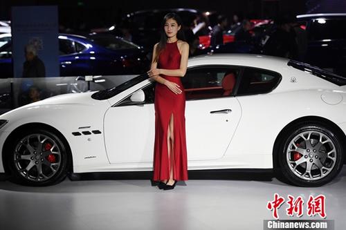 11月9日，2017第14屆中國西南（昆明）國際汽車博覽會在昆明滇池國際會展中心開展，市民欣賞了一場汽車盛宴。會展現(xiàn)場還展出了新能源汽車及機(jī)車。<a target='_blank' href='http://www.chinanews.com/'>中新社</a>記者李進(jìn)紅攝