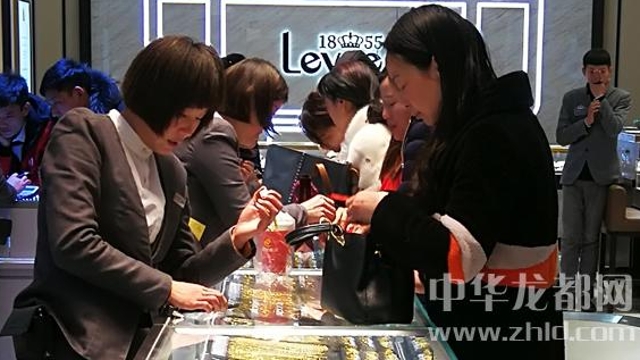 臨近春節(jié)，周口消費(fèi)市場(chǎng)紅似火