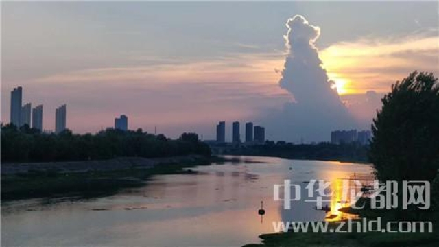 為了這朵云，周口人聚集在大慶路橋上……