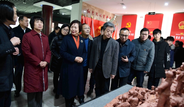 張振?！胺榛鹉甏扁x瓷泥塑藝術(shù)展在周口市文化中心展出