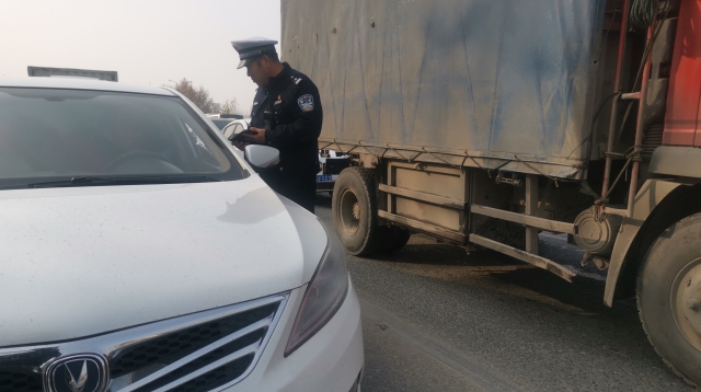 周口限行第一天，交警蜀黍上路勸返近百輛車(chē)