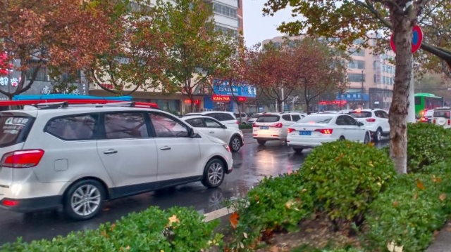 雨中道路擁堵，市民可繞行！