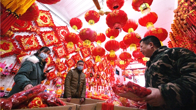 新年到！紅燈籠對(duì)聯(lián)市場俏