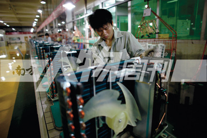 2010年5月10日，珠海格力電器工廠里，工人正在流水線上生產(chǎn)家用空調(diào)（方迎忠）