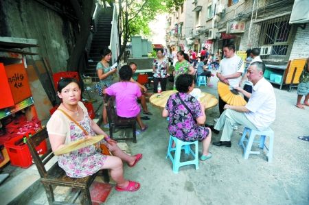 昨日，沙坪壩渝碚路，停電后市民來到院壩里乘涼。記者 張路橋 實習生 陳超 攝
