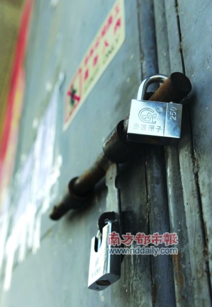 生產(chǎn)LED燈具的南海丹灶帥亮五金制品廠大門緊鎖，老板走佬。南都記者 陳志剛 攝