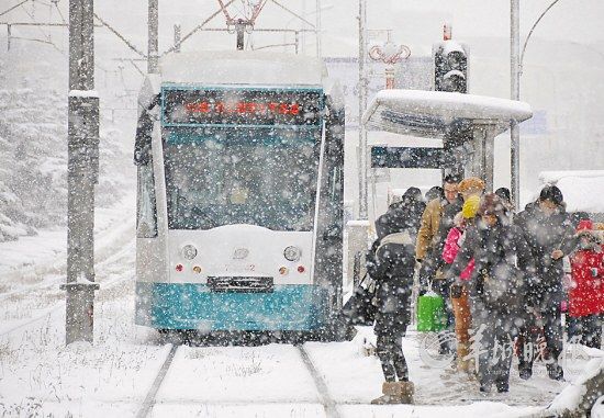冬季，大連市民在雪中等候202路鐺鐺車 新華社發(fā)(呂文正 攝) 